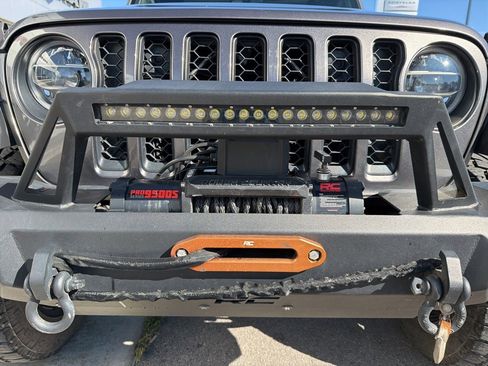 Used 2020 Jeep Gladiator Overland image 12