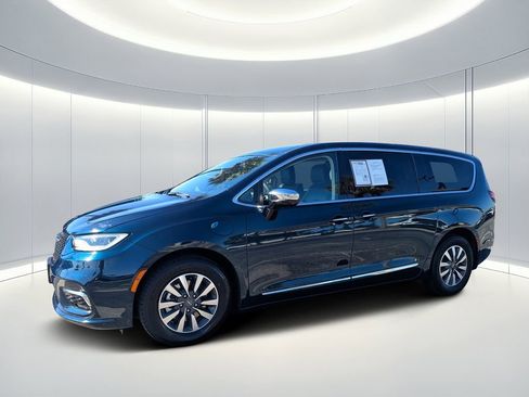 Used 2023 Chrysler Pacifica Limited image 8