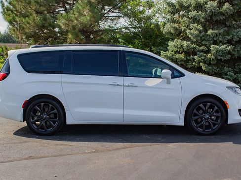 Used 2020 Chrysler Pacifica Touring-L Plus w/ S Appearance Package FWD image 11