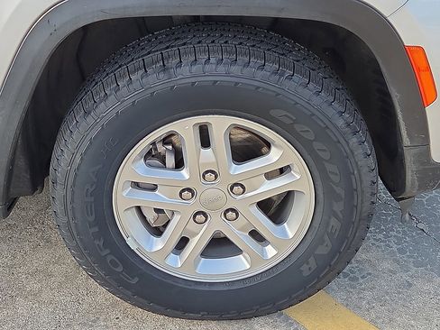 Used 2024 Jeep Grand Cherokee Laredo image 7