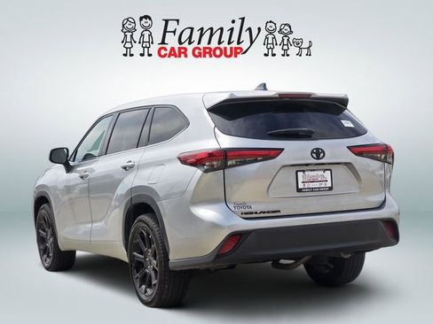 Used 2022 Toyota Highlander L FWD image 3