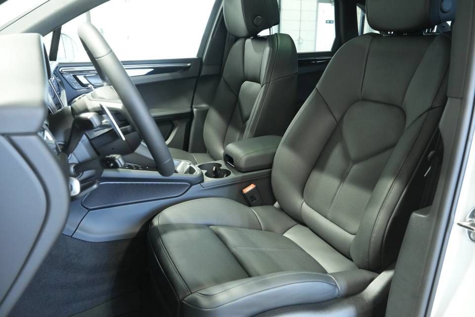 Certified 2026 Porsche Macan AWD/4WD image 5