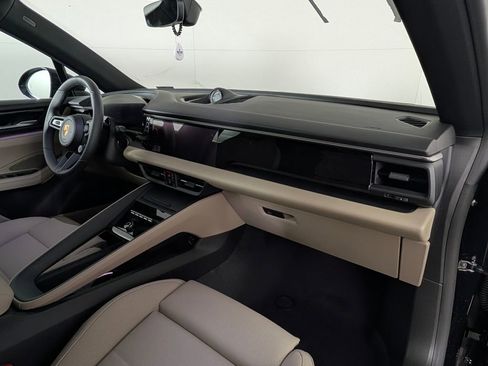 New 2026 Porsche Macan 4 Electric image 19