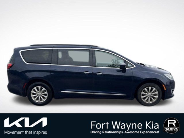 Used 2017 Chrysler Pacifica Touring-L w/ 13 Speaker Alpine Sound Group FWD image 6