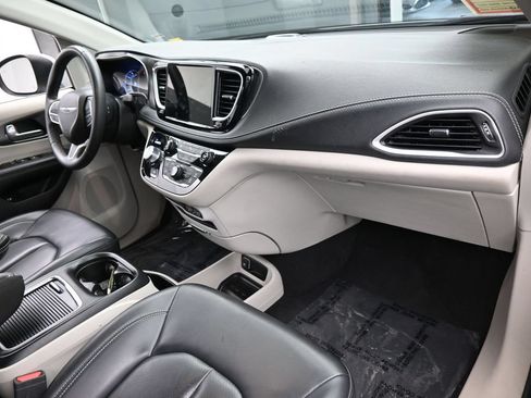Used 2023 Chrysler Pacifica Touring-L FWD image 45