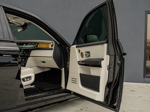 Used 2024 Rolls-Royce Phantom Sedan image 72