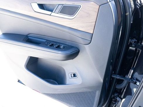 Certified 2025 Volkswagen Atlas SE image 28