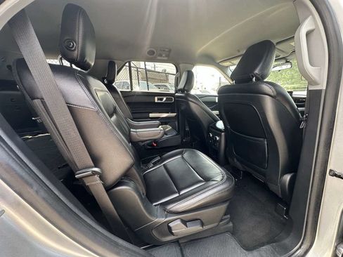 Used 2020 Ford Explorer XLT w/ Equipment Group 202A AWD/4WD image 34