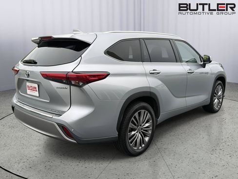 Used 2020 Toyota Highlander Platinum FWD image 6