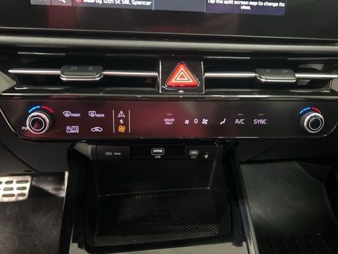 Used 2024 Kia Niro EX Touring image 13