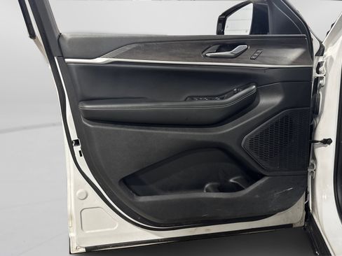 Used 2023 Jeep Grand Cherokee Limited image 15