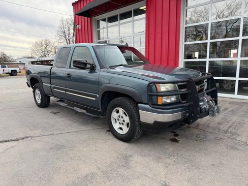 Used 2006 Chevrolet Silverado 1500 LT w/ Light Duty Power Package image 2