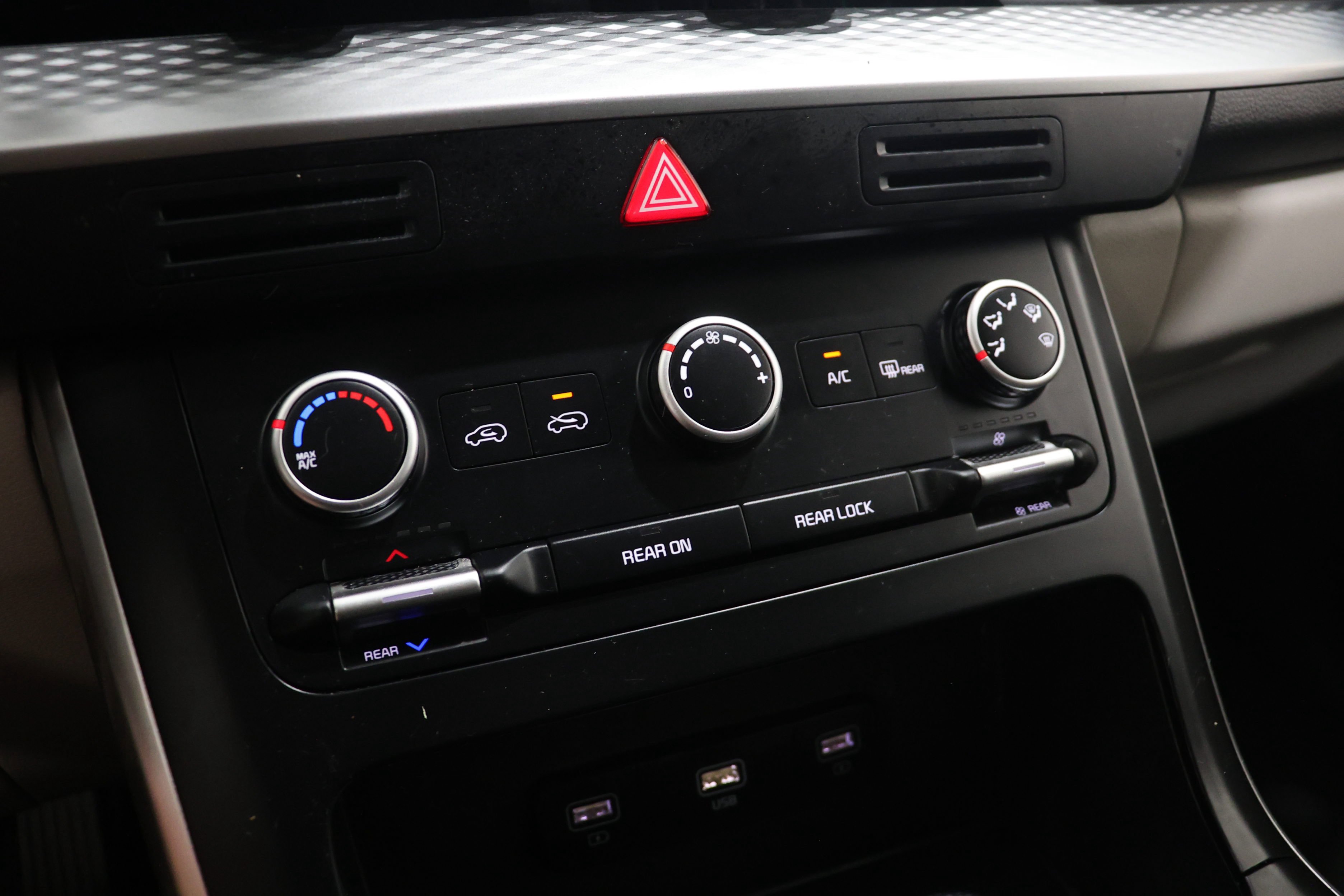 Used 2022 Kia Carnival LX FWD image 26