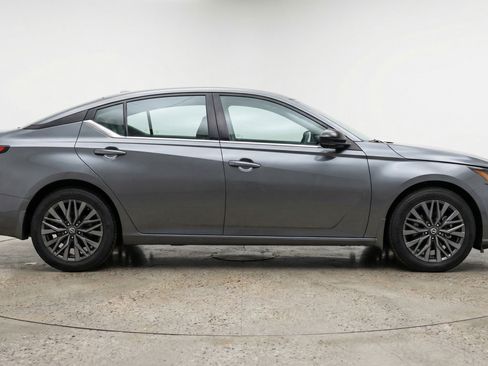 Used 2025 Nissan Altima 2.5 SV FWD image 11