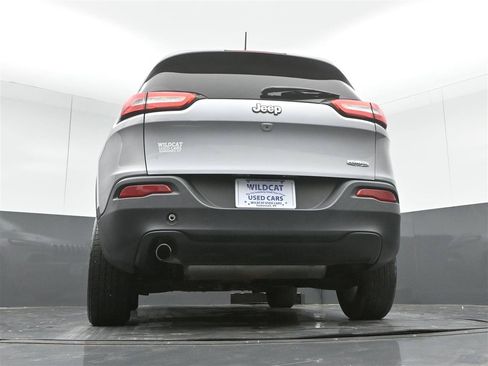 Used 2017 Jeep Cherokee Latitude w/ Cold Weather Group FWD image 34