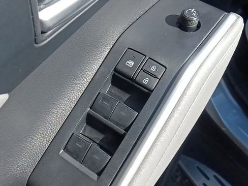 Used 2023 Toyota Highlander XLE image 12