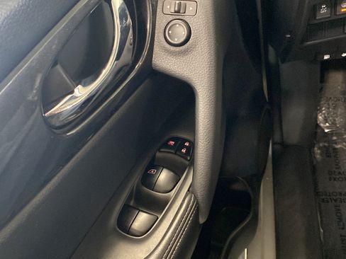 Used 2017 Nissan Rogue SV FWD image 18