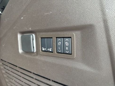 Used 2024 Chevrolet Tahoe Z71 w/ Luxury Package image 8