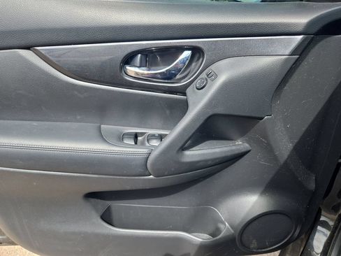 Used 2017 Nissan Rogue SV FWD image 12