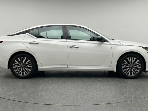 Used 2025 Nissan Altima 2.5 SV image 11