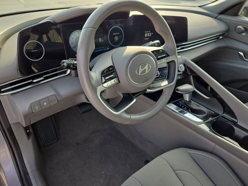 Used 2025 Hyundai Elantra SEL FWD image 13