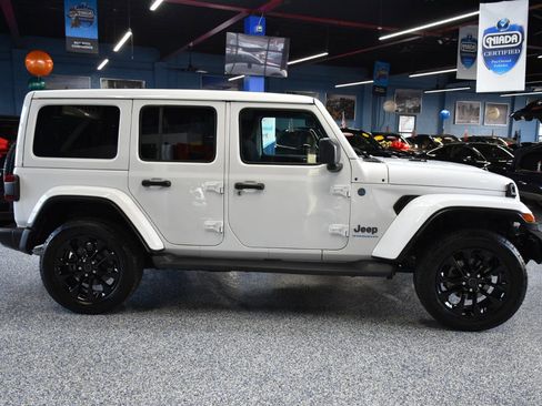 Used 2025 Jeep Wrangler Unlimited Sahara w/ Safety Group AWD/4WD image 2