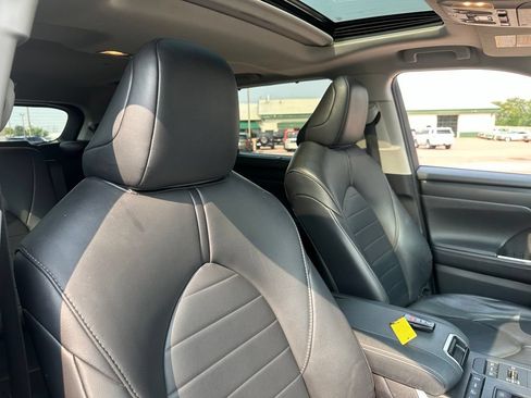 Used 2020 Toyota Highlander XLE AWD/4WD image 32