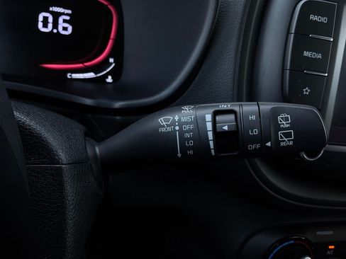 Used 2025 Kia Soul LX w/ LX Technology Package FWD image 34