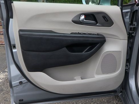 Used 2021 Chrysler Pacifica Touring-L image 14