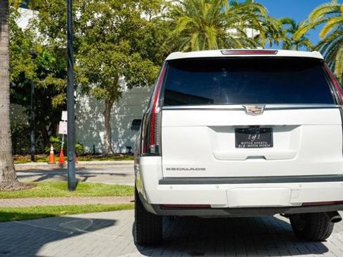 Used 2019 Cadillac Escalade ESV Premium Luxury RWD image 21