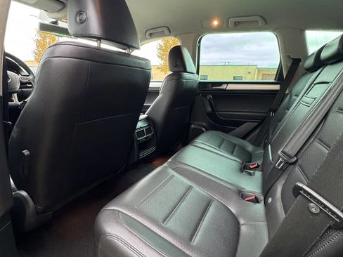 Used 2012 Volkswagen Touareg Sport image 11