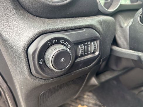 Used 2018 Jeep Wrangler Unlimited Sahara image 11