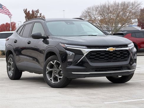 Certified 2024 Chevrolet Trax LT image 2