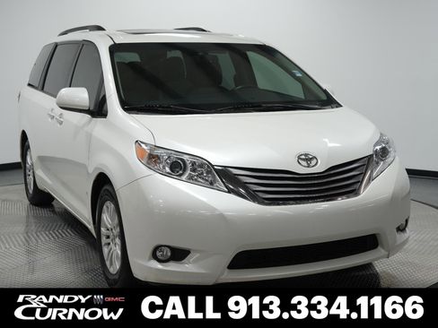 Used 2017 Toyota Sienna XLE image 1