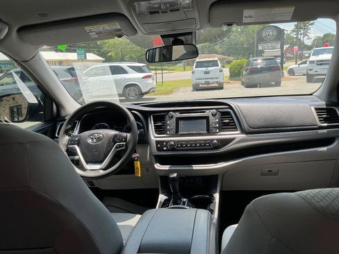 Used 2019 Toyota Highlander LE FWD image 12