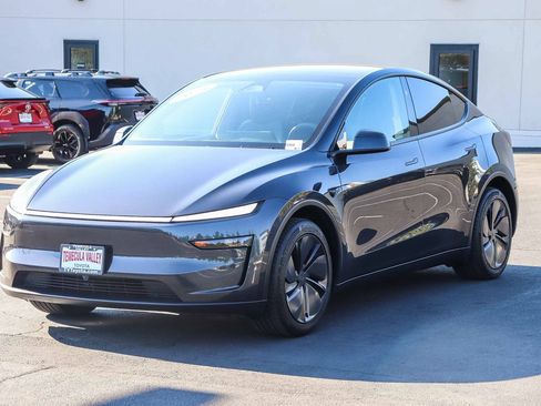 Used 2026 Tesla Model Y 2WD image 3