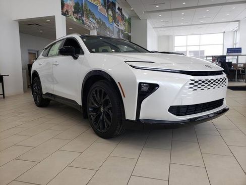 New 2025 Toyota Crown Signia image 3