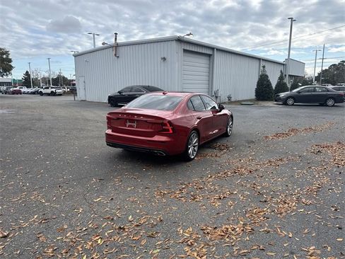 Used 2020 Volvo S60 T5 Momentum image 5