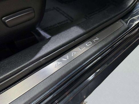 Used 2018 Toyota Avalon Limited image 18