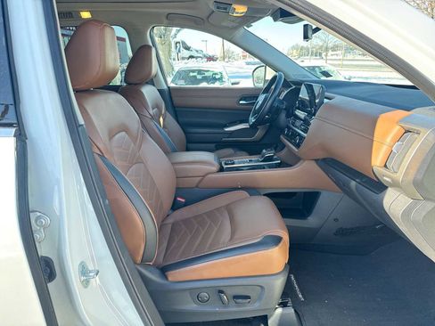 Used 2023 Nissan Pathfinder Platinum image 15