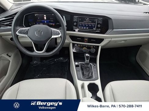 Used 2024 Volkswagen Jetta SE w/ Panoramic Sunroof Package image 13