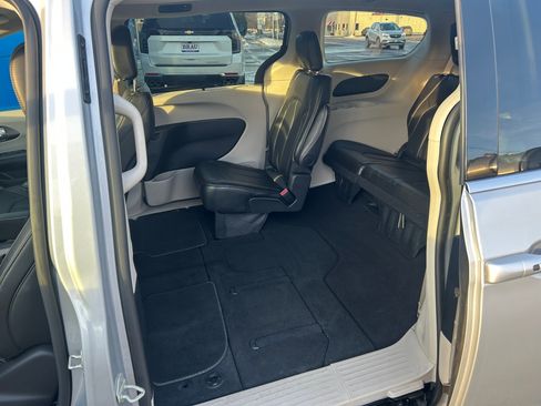 Used 2024 Chrysler Pacifica Touring-L image 35