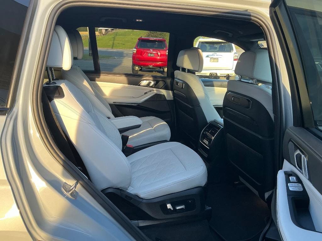Used 2024 BMW X7 xDrive40i w/ Executive Package AWD/4WD image 12
