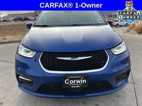 Used 2021 Chrysler Pacifica Touring-L w/ Uconnect Theater Family Group image 2