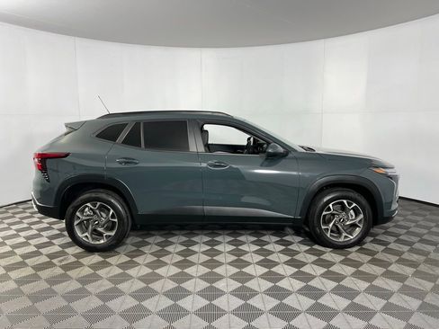 Used 2025 Chevrolet Trax LT image 3