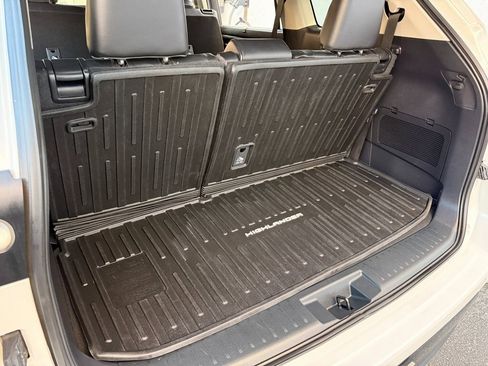 Used 2024 Toyota Highlander Limited image 14