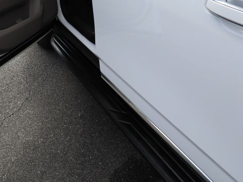 Used 2023 GMC Yukon XL SLT w/ SLT Premium Package image 43