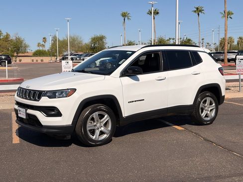 Used 2023 Jeep Compass Latitude AWD/4WD image 2
