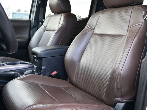 Used 2019 Toyota Tacoma Limited image 18