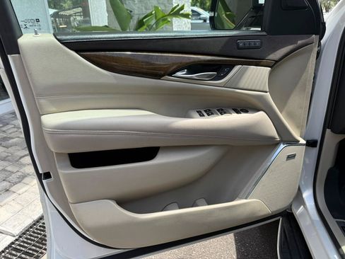 Used 2018 Cadillac Escalade ESV Luxury RWD image 22